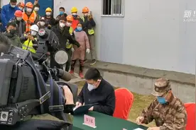 武汉火神山医院移交解放军医疗队管理使用视频封面