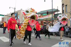 美国芝加哥唐人街举行春节游行活动图片