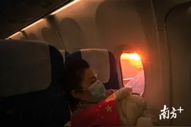 我们回家了！一声家乡话播报，滞留泰国湖北旅客顺利返汉图片