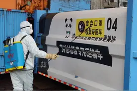 疫情期间 成都环卫工人全副武装 垃圾中转员佩戴化学防护眼罩作业图片