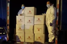 爱心老板带头捐款支援一线，亲往医院送物资图片