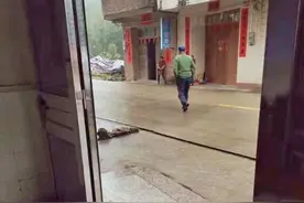 “捐给武汉！”信宜合水一老人放下万元现金转身就走图片