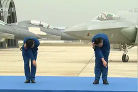 开讲啦：歼击机飞行员现场叫板轰炸机飞行员，切磋转圈圈，来围观视频封面