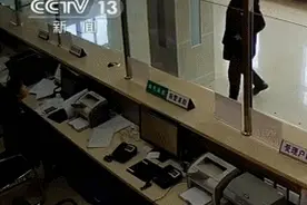 令人感动！一老者派出所扔下万元现金就走 做好事不留名图片