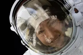 NASA女宇航员创下女性太空连续飞行最长纪录 目前正在返回地球图片