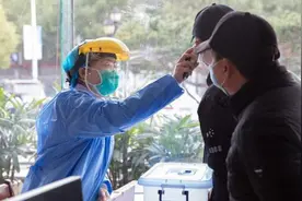 “爸爸，我想你了！”“妈妈，我也想你！”图片