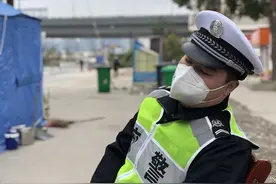 又一个通宵结束，24岁的辅警小胖在防控点外坐着睡着了图片