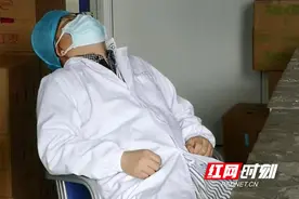 嘘！让他多睡一会 他已经工作16个小时了图片