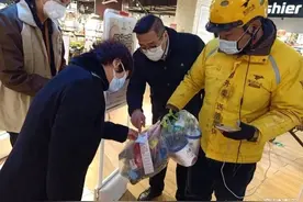 “外卖安心卡”让宅在家市民消费更放心，上面标外卖小哥姓名体温图片