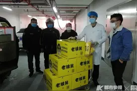 “老娘舅”万份免费爱心餐直送医院医护人员手中图片