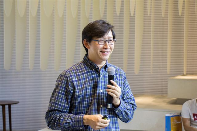 宅家读书上游推荐｜著名诗人李元胜：“对照”读一读《花冠病毒》，不要失去丈量世界的雄心和勇气