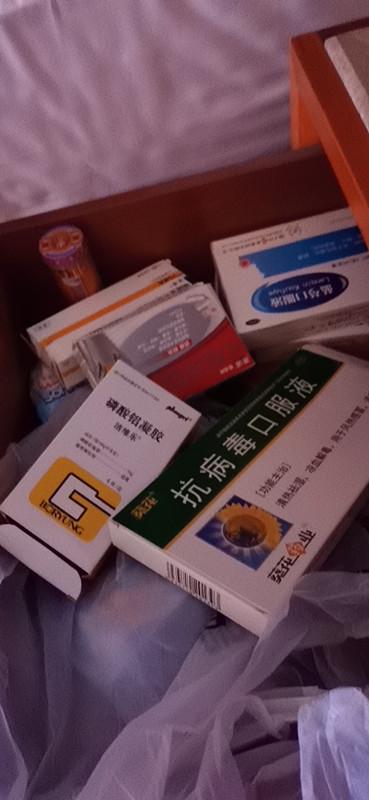 橡皮泥汉堡、奥特曼卡…前线医护“能量包”装满了爱