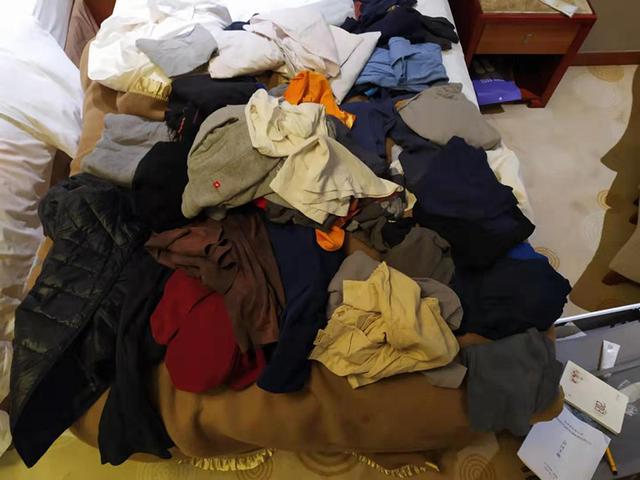 橡皮泥汉堡、奥特曼卡…前线医护“能量包”装满了爱