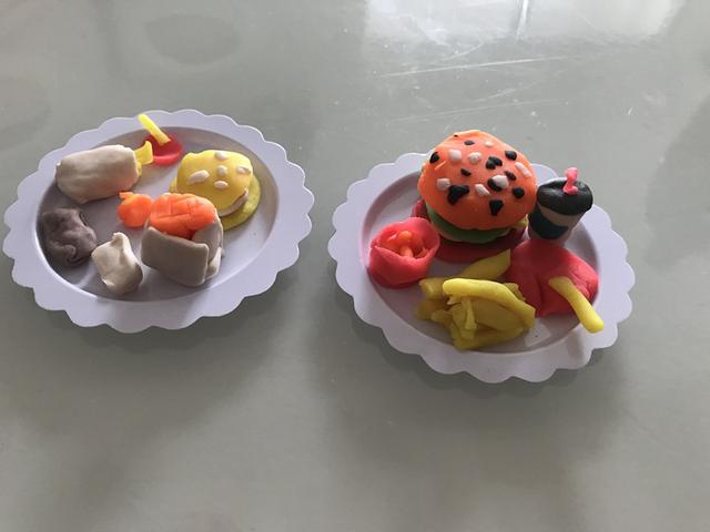 橡皮泥汉堡、奥特曼卡…前线医护“能量包”装满了爱