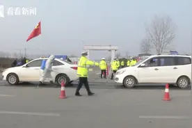 有点心酸！抗疫半月没回家 民警给妻子“隔空”送药图片