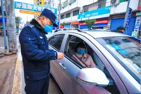 警察爸爸抗疫多日没回家，四岁萌娃发出灵魂拷问：妈妈，爸爸和你离婚了吗？图片