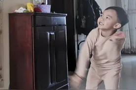 宅家乐｜气球当排球，爷孙俩在家玩嗨了图片