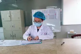 “等妈妈把病毒怪兽打败了就回来！”东莞护士用视频跟孩子相聚图片