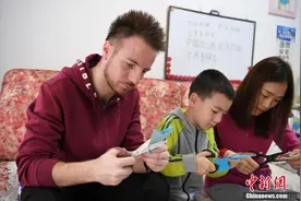 长春“洋女婿”的春节：宅在家中网络学习图片