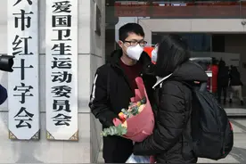 ​“我不哭，等我回来就结婚！”今天，他们用这样的形式表达爱图片