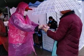 风里雨里 最美背影！图片