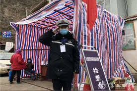 阿都疫情防控监测点的交警队长图片