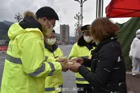 太暖心！泸州热心大姐连续一周为战疫一线员工送“营养热餐”图片