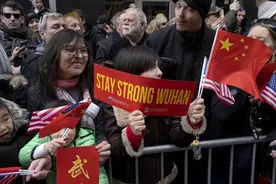 美国唐人街巡游：民众手持“武汉加油”标语 声援中国抗疫图片