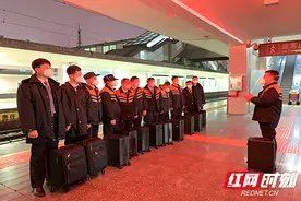 退休前的坚守 60后“老铁”毅然奔赴春运战“疫”一线图片