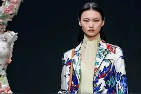 T型台 | 刘玉玲、Julianne Moore两大“致命女人”突变温柔，是因为它图片