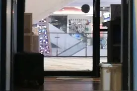 泰国枪击案幸存者：25人躲进商场学校储物间，逃跑时被人群踩踏图片