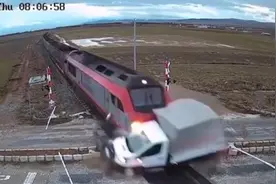 奇迹！货车司机遭火车撞击后死里逃生视频封面