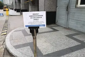 保安拿额温枪24小时蹲守，记者实测上海商务楼停车场防疫管理……   | 复工首日直击图片