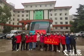 刚刚！淮安援黄石医疗队冒雨出发图片