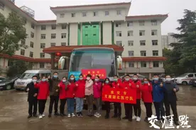 刚刚！淮安援黄石医疗队冒雨出发图片