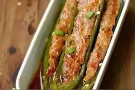 青椒里塞点肉，再上锅蒸一下试试图片
