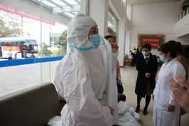 要保护好自己！出发前反复练习穿脱防护服，中山女护士自带啫喱水图片