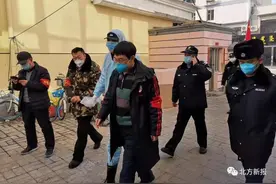 呼市一户人家阳台上发现蝙蝠！这东西传染病毒吗？你也可能遇到……图片