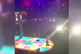 美国女舞者从6米高钢管上摔下仍继续跳舞 下巴骨折牙齿摔断视频封面