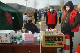 桃花马上请长缨，抗疫一线的警花们图片