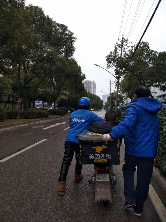 病人妻子致歉外卖小哥：对不起！不知丈夫是肺炎，凌晨他去世了……
