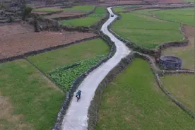 战疫特写：不玩手机的老人和大喇叭广播员视频封面