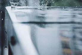 科学家研发“雨滴发电机”一滴雨能点亮百只LED小灯泡图片
