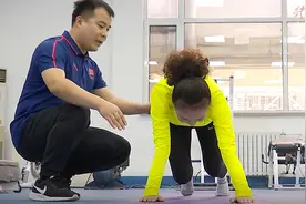 家中如何科学健身丨促进全身血液循环，一起学“熊走”视频封面
