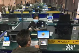 “妈妈你在哪？”孩子哭得撕心裂肺，她却不敢开门安慰图片