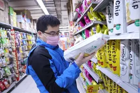 酒店歇业，厨师兼职超市分拣员赚钱养家视频封面