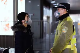 “疫情结束，回家再一起包一次。”防疫一线，警嫂送来了热腾腾的饺子图片