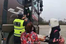 燕赵多义士！河北夫妻千里之外送物资 万元运费只收百元图片