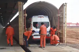 72辆负压监护型救护车乘专列运抵武汉图片