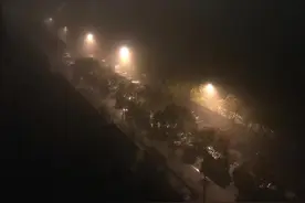 注意啦，因为大雾，昨晚开始省内多条高速分流管控，目前正在逐渐恢复图片